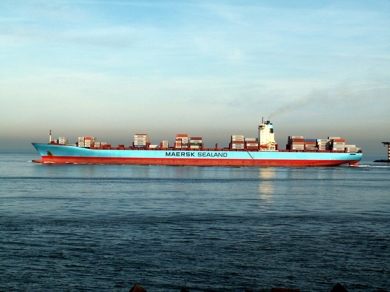 maersk-884348_1280